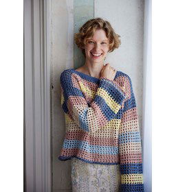 In brede banen gekleurde trui Betty in gaatjespatroon gemaakt van Haaknaalden