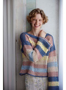 In brede banen gekleurde trui Betty in gaatjespatroon