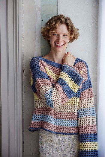 In brede banen gekleurde trui Betty in gaatjespatroon