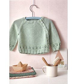 babytruitje met zijopening gemaakt van knopen