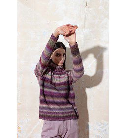 Warme wintertrui in gestreept kleurenpatroon gemaakt van Lang Yarns Magnolia