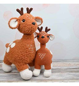 Zacht knuffelhert met gewei gemaakt van ogen