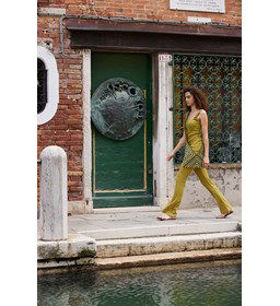 Tas bestaand uit 3 vierkanten in punten gevouwen met schouderband gemaakt van Haaknaalden