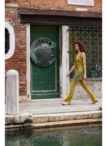 Tas bestaand uit 3 vierkanten in punten gevouwen met schouderband