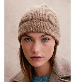 Luxe damesmuts met dubbele rand gemaakt van Boeken Phildar