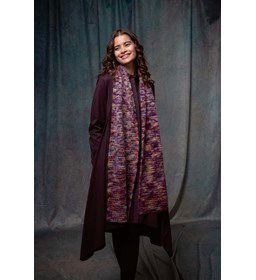 Lange damessjaal met ribbelpatroon gemaakt van Lang Yarns Muse