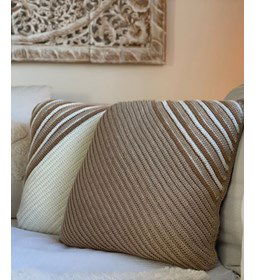 Kussens met diagonale strepen gemaakt van boeken haken