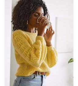 Damestrui met in de mouwen een waaierpatroon gemaakt van Phildar Phil Givre