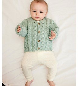 Babyvestje met verschillende kabelpatronen gemaakt van Handwerk accesoires