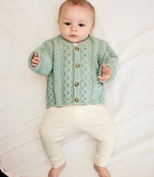 Babyvestje met verschillende kabelpatronen