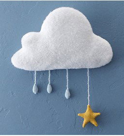 Babykamer wantversiering wolk met regendruppels en ster gemaakt van Lammy Yarns Super Tendresse