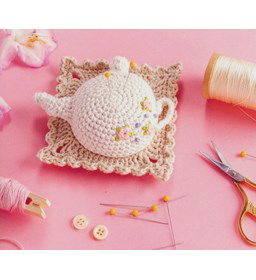 Theepotvormig speldenkussen gemaakt van Scheepjes Catona 25 en 10 gram