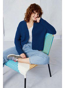 lang Yarns Langyarns breipatroon Frauke, recht damesvest gebreid in parelsteek. Dit vestje is gemaakt van het soepele zomerse garen, Langyarns Oceania.Boven wijdte: S-M: 108, L-XL: 124 cmLengte:57/59 cm