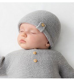 Babymutsje met lusje en knoop gemaakt van knopen