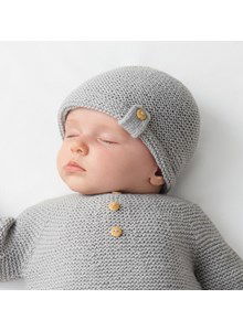 Babymutsje met lusje en knoop