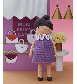 Mama van Lula en co met knotje gemaakt van Scheepjes Catona 50 - 100 gram