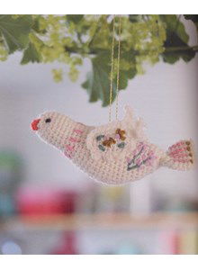 Duif met geborduurde bloemen