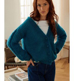 Kort damesvest Hanaelle met kabels gemaakt van Phildar Phil Mohair Soie