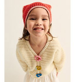 meisjesvest met versierde knoopsluiting gemaakt van Handwerk accesoires