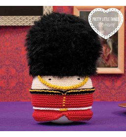 Wobble bal paleiswachter Buckingham Palace gemaakt van Scheepjes Catona 25 en 10 gram