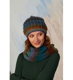 Damesmuts met fantasiepatroon gemaakt van Lang Yarns Orion