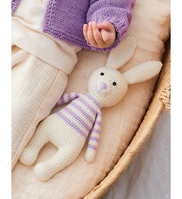 Knuffelhaas met gestreept truitje gemaakt van ogen