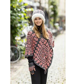 Poncho in vierkanten gehaakt gemaakt van Lang Yarns Amira