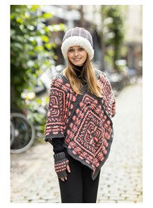 Poncho in vierkanten gehaakt