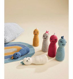 Zes verschillend gekleurde kegels en bal gemaakt van Phildar Phil Partner 6