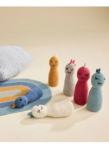 Zes verschillend gekleurde kegels en bal