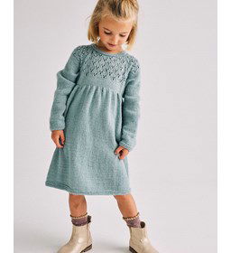 Kinderjurk met kantpatroon gemaakt van Phildar Phil Caresse