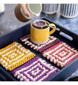 Kleurrijke onderzetters gemaakt van Boeken breien