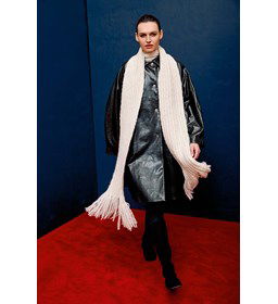 Sjaal met franjes gemaakt van Lang Yarns Baby Lama