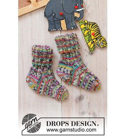 Babysokken met vrolijke streepjes gemaakt van Drops Fabel