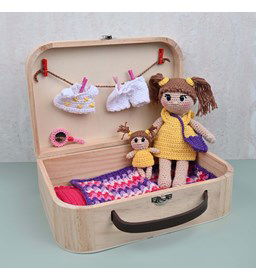Speel en logeerkoffertje met meisjespop gemaakt van Kralen
