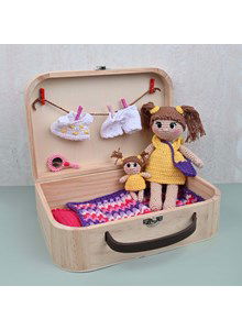 Speel en logeerkoffertje met meisjespop