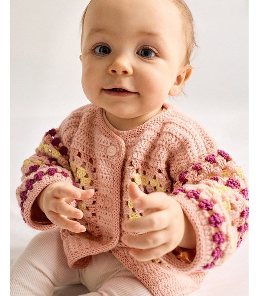 Haakpatroon babyvestjes met speelse blokken