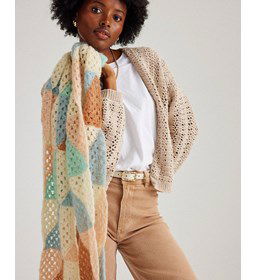 Sjaal in driehoekig patroon. gemaakt van Phildar Phil Chic