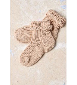 Sokjes met omgeslagen rand gemaakt van Lang Yarns Baby Cotton Naturally Colored