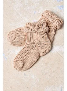 lang Yarns Lang Yarns breipatroon Fjella, babysokjes met schulprandje, gebreid van het garen Langyarns Baby Cotton Naturally Colored.