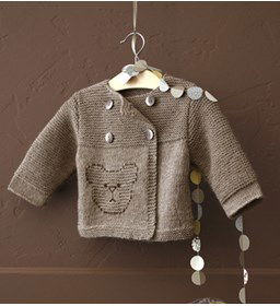 Babyvest met beertje gemaakt van knopen