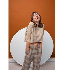 Korte en wijde damestrui gemaakt van Lang Yarns Vaya