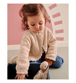 Meisjesvest met rondlopende voorpanden gemaakt van knopen