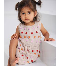 Jurkje met vierkante hals gemaakt van Looms en punnikklosjes