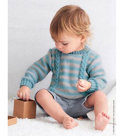 Babytruitje met vlechtwerk gemaakt van Lana Grossa Cool Wool Baby