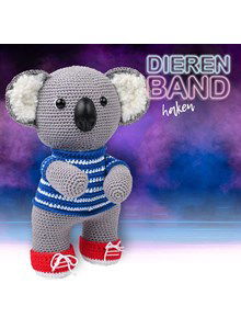 Knuffel Koale gekleed in truitje en gympen