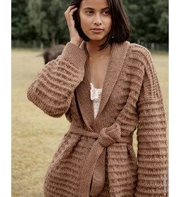 Damesvest met sjaalkraag en ceintuur gemaakt van knopen