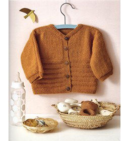 babyvestje met streeppatroon in ribbelsteek gemaakt van knopen