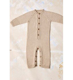 Kruippakje met blokpatroon gemaakt van Lang Yarns Baby Cotton Naturally Colored