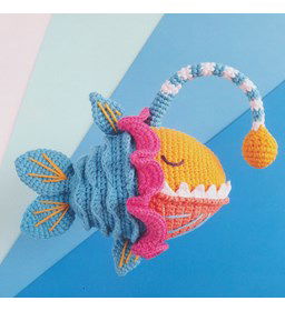 Vriendelijke gehaakte zeeduivel gemaakt van Lammy Yarns Chenille 6